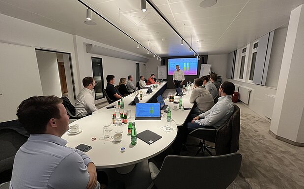 Die Teilnehmenden des JI-Workshops zur Bilanzanalyse mit dem Vortragenden DDr. Bernd Heesen